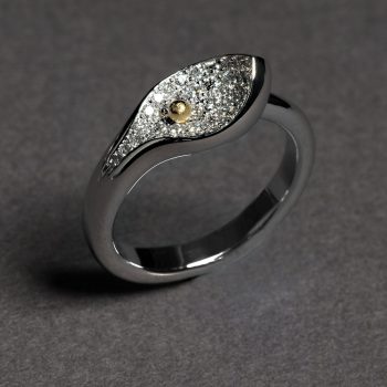 Caroline Savoie Joaillerie Alliance Diamants Bague Or Blanc Mariage Lys de Calla
