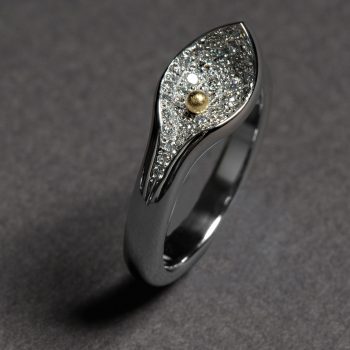 Caroline Savoie Joaillerie Alliance Diamants Bague Or Blanc Mariage Lys de Calla (3)