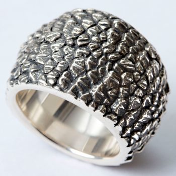 Caroline Savoie Joaillerie Bague Large Reptile Argent Texture Original Design Fait a la main a Montreal