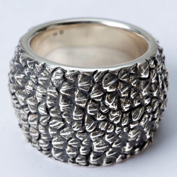 Caroline Savoie Joaillerie Bague Large Reptile Argent Texture Original Design Fait a la main a Montreal