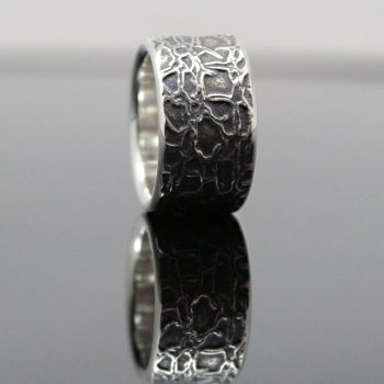 Caroline Savoie Joaillerie Bague Ecaillee Argent Unisexe Texture