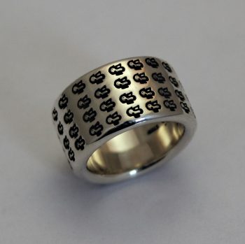 Caroline Savoie Joaillerie Bague Imprimee Argent Logo Unisexe