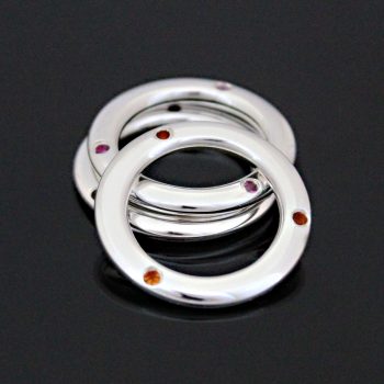 Caroline Savoie Joaillerie Bague Transit Argent Jonc Saphirs noirs Citrines Grenats
