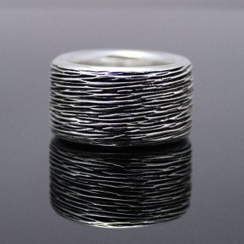 Caroline Savoie Joaillerie Bague Unisexe Essence Bois Horizontal Argent Texture (6)