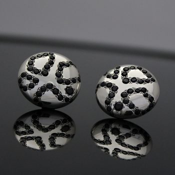 Caroline Savoie Joaillerie Boucles d'oreilles Boutons de leopard Argent Saphirs noirs