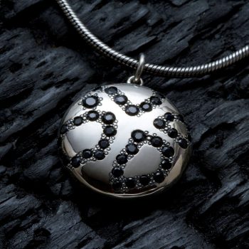 Caroline Savoie Joaillerie Pendentif Bouton Leopard Argent Saphirs noirs