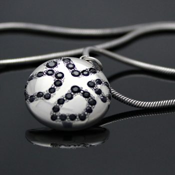 Caroline Savoie Joaillerie Pendentif Bouton de leopard Argent Saphirs noirs (3)