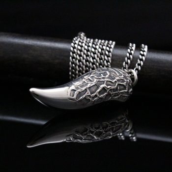 Caroline Savoie Joaillerie Pendentif Corne Ecaillee Argent Unisexe Texture