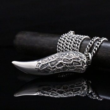 Caroline Savoie Joaillerie Pendentif Corne Ecaillee Texture Argent Unisexe