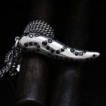 Caroline Savoie Joaillerie Pendentif Corne Leopard Argent Saphirs noirs