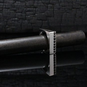 Caroline Savoie Joaillerie Bague Angle Noir Saphirs Argent Fait main (1)