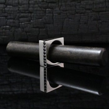 Caroline Savoie Joaillerie Bague Angle Noir Saphirs Argent Fait main (3)