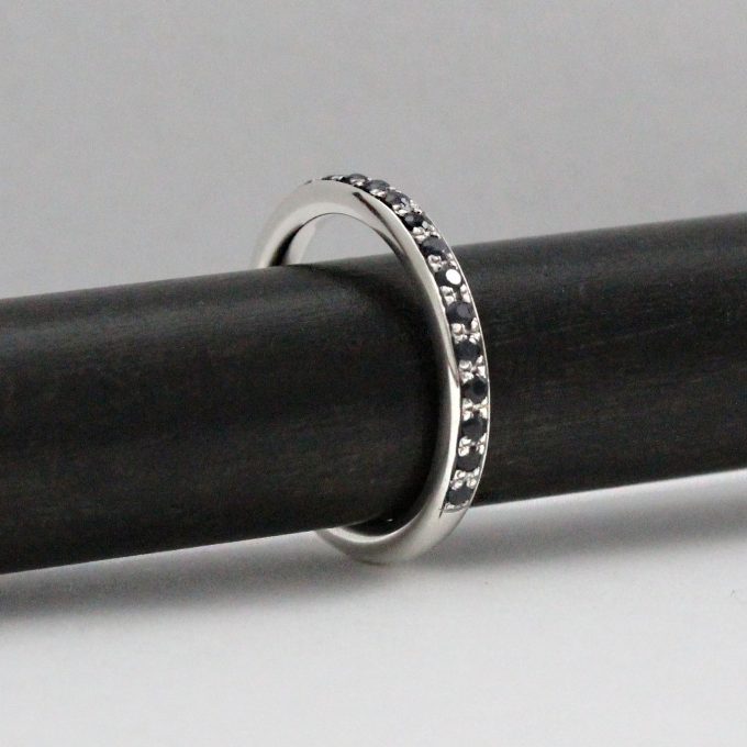 Caroline Savoie Joaillerie Bague Valet Noir Bijoux Pave Saphirs Fait Main Au Quebec Montreal Handmade Jewelry Black Sapphire Ring (5)