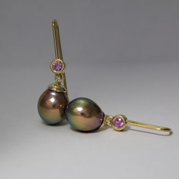 Caroline Savoie Joaillerie Boucles D'oreilles Perles Kasumigas Saphirs Roses Or 18k Bijoux Fait Main Quebec Montreal Handmade Jewelry Gold Pearl Earrings Joaillier (1)