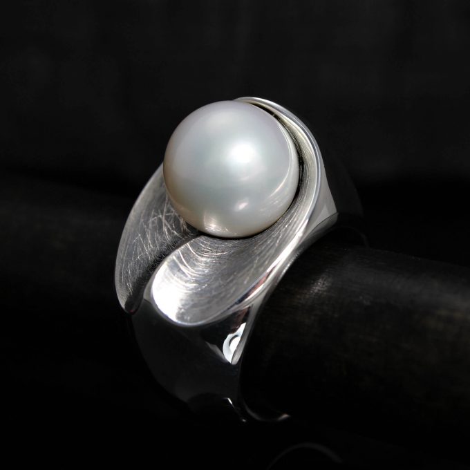 Caroline Savoie Joaillerie Bague Perle Coquille Bijoux Faits Main Quebec Montreal Handmade Jewelry White Pearl Ring (2)