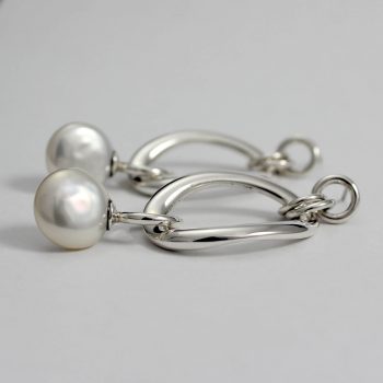 Caroline Savoie Joaillerie Boucles d'oreilles Perles Courbes Blanches Bijoux Faits Mian Quebec Montreal Handmade Jewelry Pearl Earrings (1)