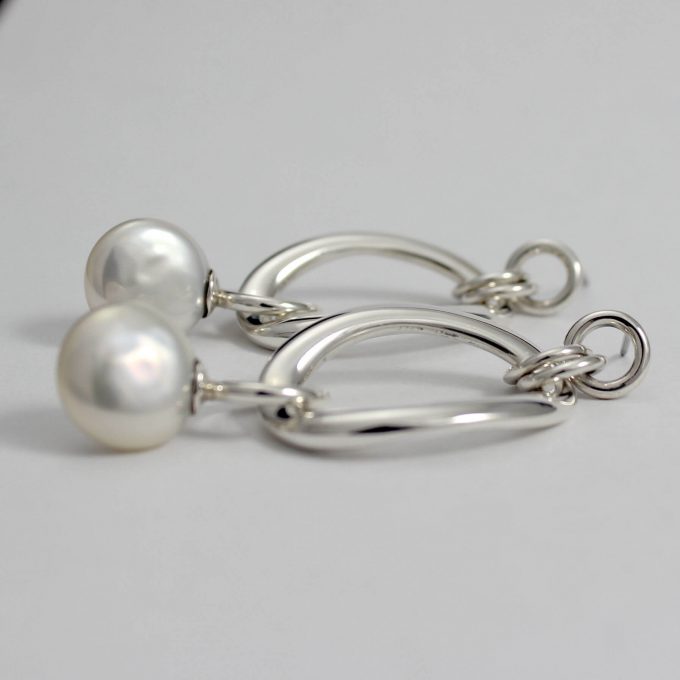 Caroline Savoie Joaillerie Boucles d'oreilles Perles Courbes Blanches Bijoux Faits Mian Quebec Montreal Handmade Jewelry Pearl Earrings (2)