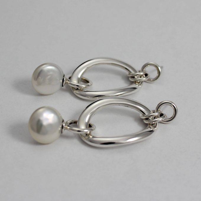 Caroline Savoie Joaillerie Boucles d'oreilles Perles Courbes Blanches Bijoux Faits Mian Quebec Montreal Handmade Jewelry Pearl Earrings (3)