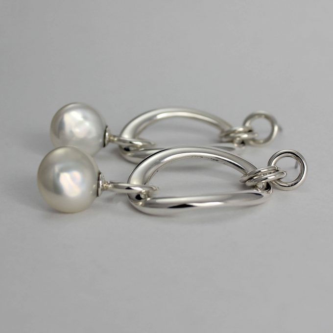 Caroline Savoie Joaillerie Boucles d'oreilles Perles Courbes Blanches Bijoux Faits Mian Quebec Montreal Handmade Jewelry Pearl Earrings (4)