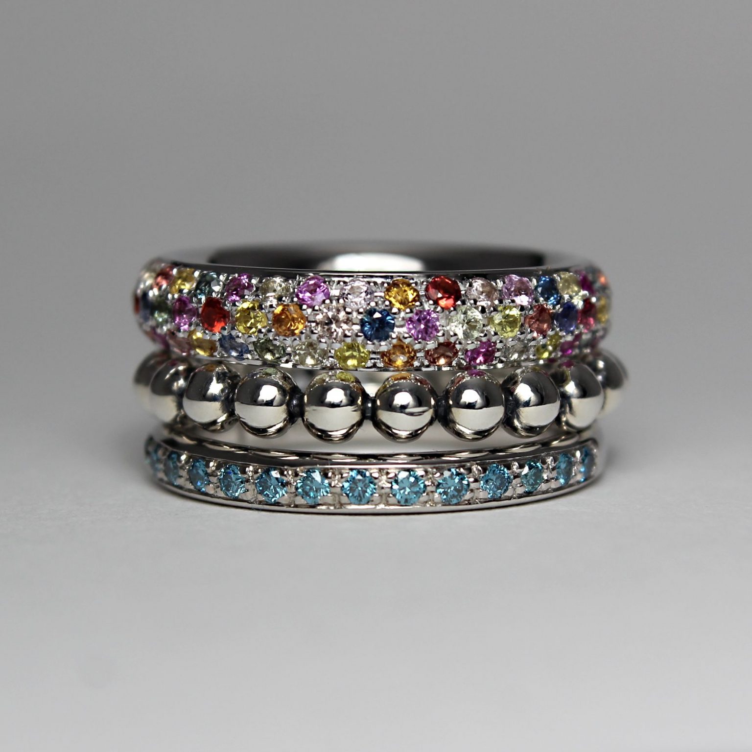Bague Unisexe En Or 18K Avec Diamants Et Saphir - 2,52 Cts Total - Saphir Princesse 1,60 Ct, Diamants Ronds 0,92 Ct - Taille 54