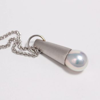 Caroline Savoie Joaillerie Pendentif Cornet Perle Blanche Or Blanc Bijoux Montreal Quebec Collier (1)