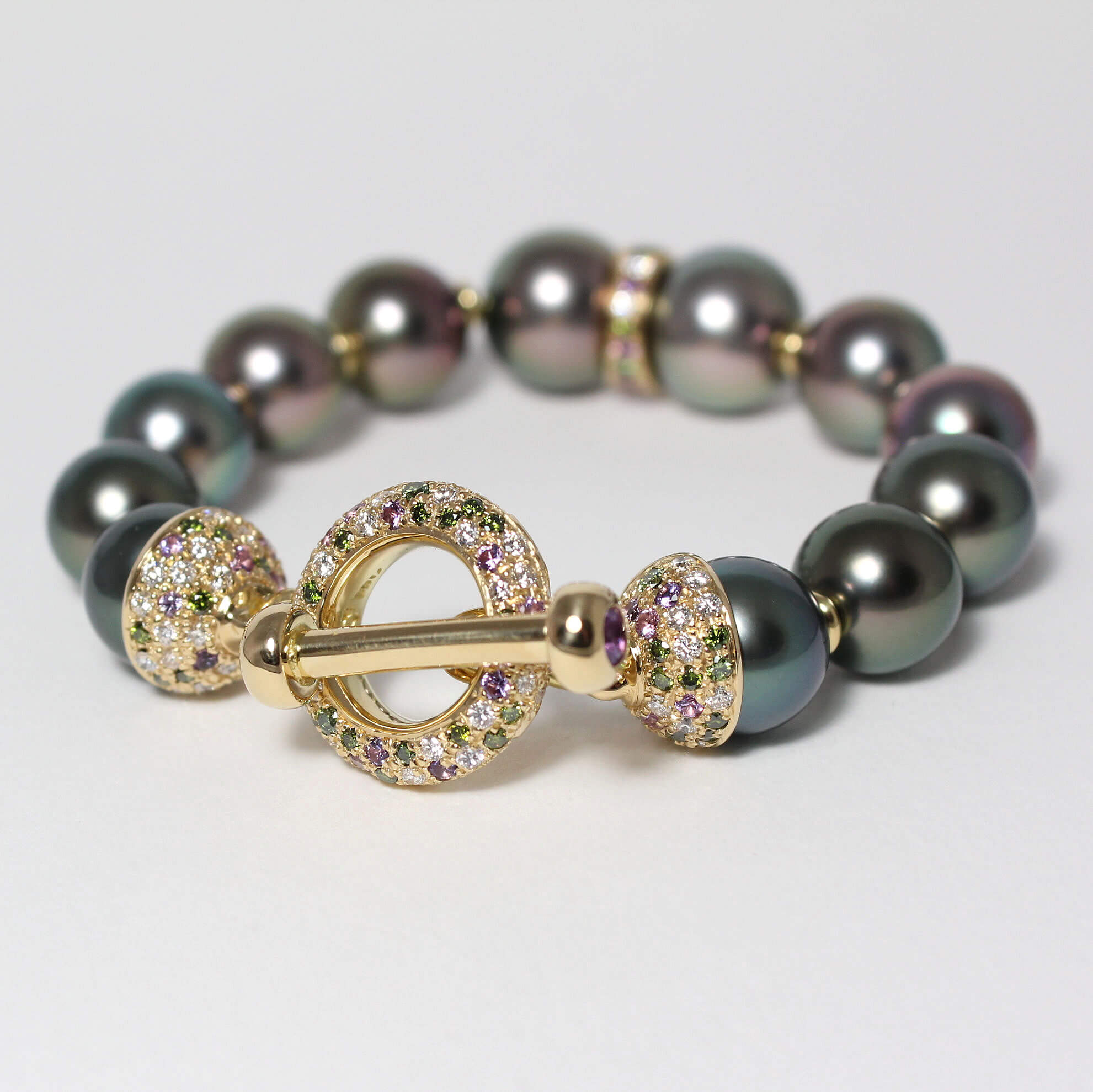 Caroline Savoie Joaillerie Bracelet Perle De Tahiti Diamant 18k Yellow Gold Purple Sapphire Peacock Montreal Quebec (4)