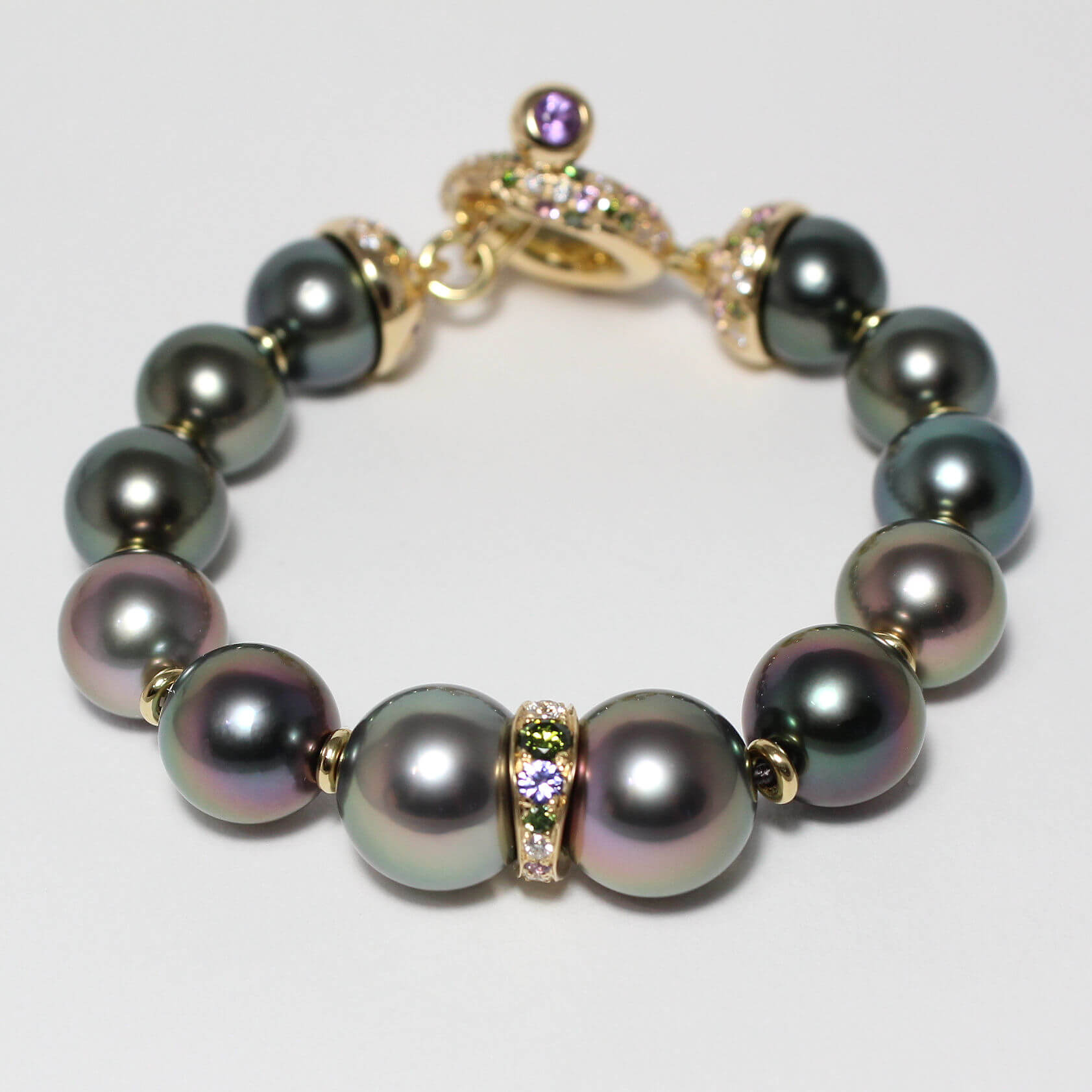 Caroline Savoie Joaillerie Bracelet Perle De Tahiti Diamant 18k Yellow Gold Purple Sapphire Peacock Montreal Quebec (5)