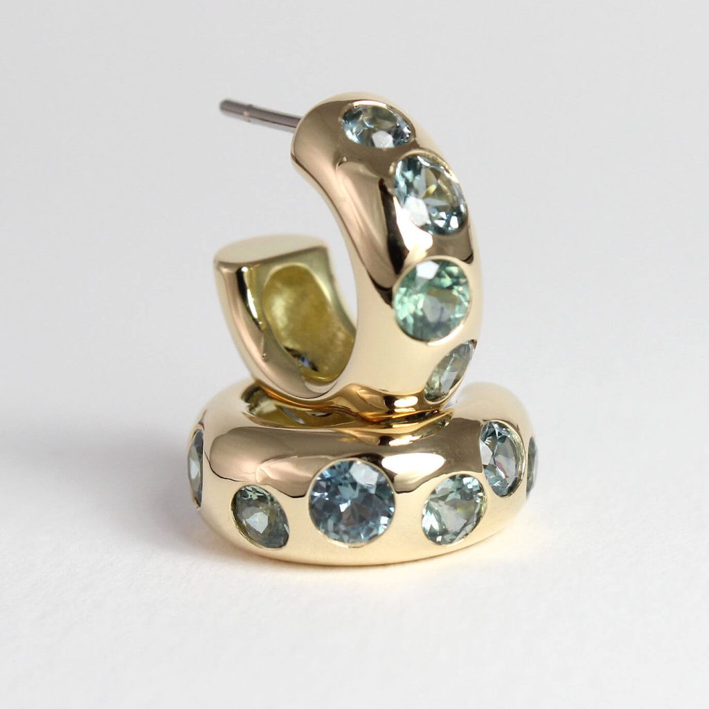 Caroline Savoie Joaillerie Teal Sapphire Earrings Bijoux Sur Mesure Montreal Quebec Or Jaune 18k Hoops (1)